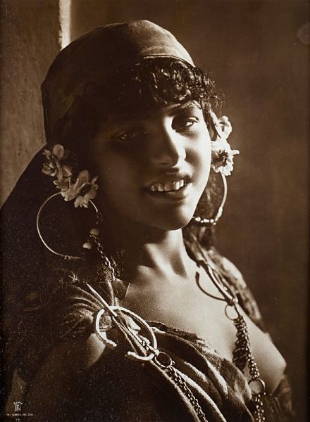 Ernst Landrock : Ritratto di giovane donna  - Asta Fotografia - Associazione Nazionale - Case d'Asta italiane