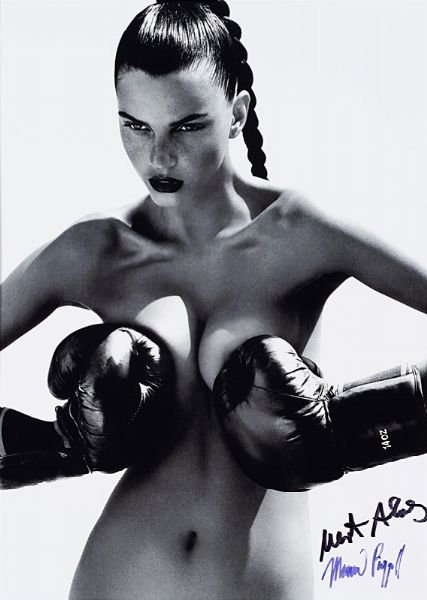 Mert Alas : Woman with boxing gloves  - Asta Fotografia - Associazione Nazionale - Case d'Asta italiane