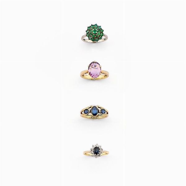 Quattro anelli con diamanti, zaffiri, smeraldi e ametista  - Asta Gioielli, Orologi, Argenti, Monete - Associazione Nazionale - Case d'Asta italiane