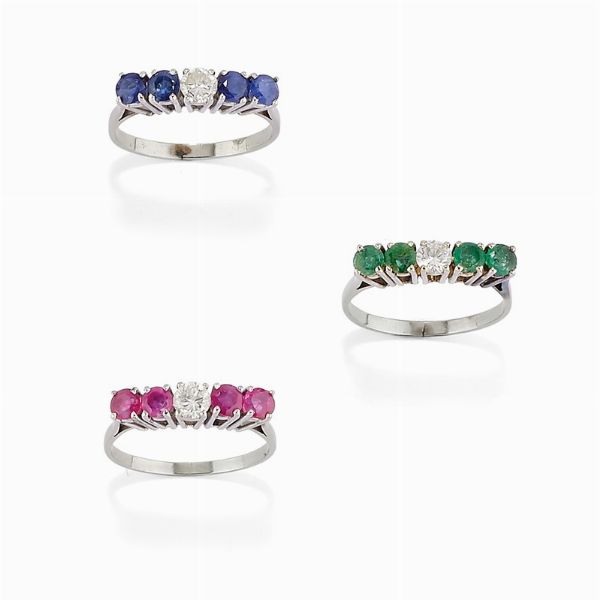 Tre anelli in diamanti, smeraldi, rubini e zaffiri  - Asta Gioielli, Orologi, Argenti, Monete - Associazione Nazionale - Case d'Asta italiane