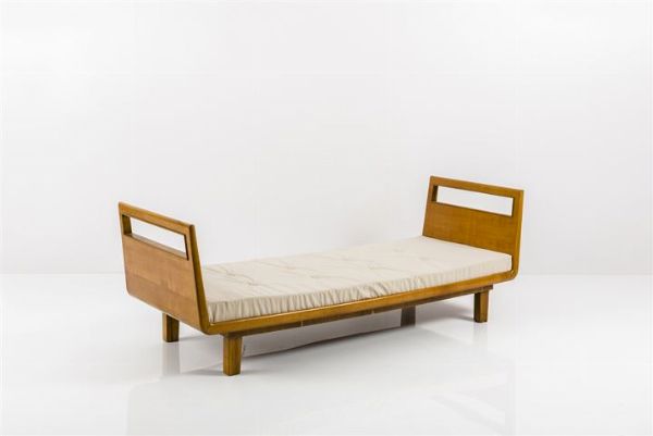 PONTI GIO  attribuito : Day bed in legno  imbottitura rivestita in tessuto. Anni '50 cm 76x220x80  - Asta Asta 155 - Design - Associazione Nazionale - Case d'Asta italiane