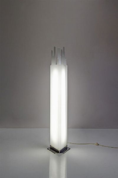C2 : Lampada da terra in plexiglass  base in acciaio. Anni '70 h cm 166  - Asta Asta 155 - Design - Associazione Nazionale - Case d'Asta italiane