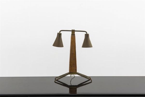 PRODUZIONE ITALIANA : Lampada da tavolo in ottone e cuoio. Anni '50 cm 39x30  - Asta Asta 155 - Design - Associazione Nazionale - Case d'Asta italiane