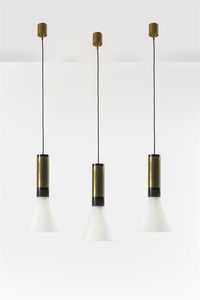 STILNOVO - Tre lampade in ottone e metallo e cromato  diffusori in vetro satinato. Anni '50 h cm 105