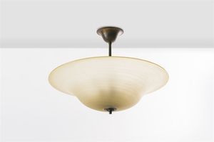 VENINI - Lampada a plafone in ottone brunito  diffusore in vetro soffiato a mezza filigrana. Anni '40 cm 65x72