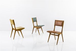 DE CARLI CARLO - Tre sedie con struttura in legno chiaro  sedili e schienali imbottiti rivestiti in skai. Prod. Cassina 1951 Esposta  [..]