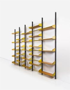 FEAL - Libreria con montanti in metallo laccato  reggipiani in ottone e piani in legno. Anni '50 cm 276x400x30