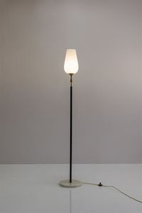 Lelii Angelo - Lampada da terra in metallo verniciato e ottone  diffusore in vetro opalino  base in marmo. Anni '50 h cm 190  [..]