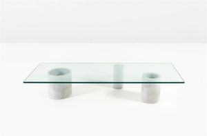 VIGNELLI MASSIMO - Tavolino con basamento costituito da cilindri in marmo  piano in cristallo. Prod. Acerbis anni '80 cm 35x200x7 [..]