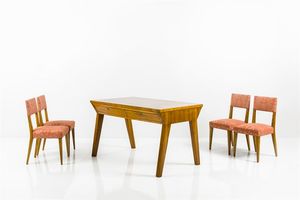SCUOLA TORINESE - Tavolo in legno di noce con piano in vetro  quattro sedie con cuscini imbottiti rivestiti in stoffa. Anni '50  [..]