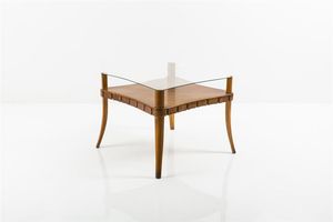 BUFFA PAOLO  attribuito - Tavolino in legno con fascia scolpita  piano in vetro molato. Anni '50 cm 66x77x77