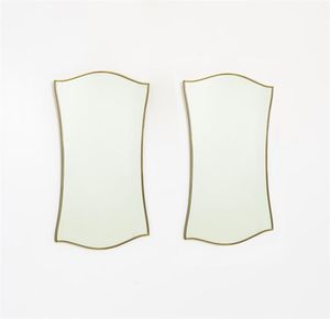 PRODUZIONE ITALIANA - Coppia di specchiere con cornice in ottone. Anni '60 cm 90x52