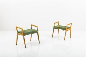 PRODUZIONE ITALIANA - Coppia di sgabelli in legno d'acero  sedute imbottite rivestite in tessuto. Anni '50 cm 53x55x34
