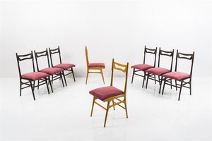 PRODUZIONE ITALIANA - Sei sedie in legno ebanizzato e due in legno chiaro  sedute imbottite rivestite in tessuto. Anni '60 cm 95x40x [..]