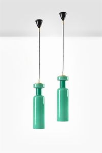 VISTOSI - Coppia di lampade a sospensione in metallo con diffusori in vetro incamiciato colorato. Anni '60 h cm 110