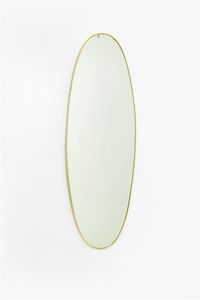 PRODUZIONE ITALIANA - Specchio di forma ovale con cornice in ottone. Anni '50 cm 150x50