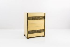 FRIGERIO - DESIO - Cassettone in legno laccato con particolari in ottone. Anni '70 cm 110x85x50