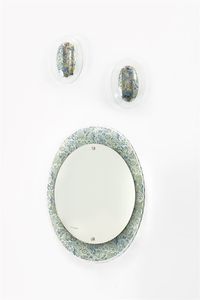 PRODUZIONE ITALIANA - Specchiera e coppia di lampade a parete in vetro colorato decorato alla mola. Anni '60 specchiera cm 50x73 appliques  [..]
