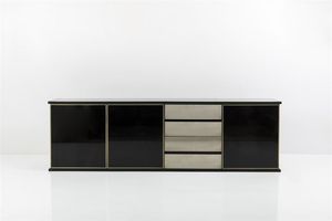 RIZZO WILLY - Credenza in legno rivestito e laccato  profili e frontali dei cassetti in metallo cromato. Anni '70 cm 74x245x [..]