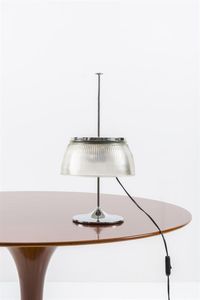 MAZZA SERGIO  attribuito - Lampada da tavolo in metallo cromato  diffusore in vetro stampato. Prod. Artemide anni '70 h cm 50