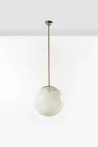 VENINI - Lampada a sospensione con diffusore sferico in vetro soffiato a reticello lattimo  tige in metallo cromato. Anni  [..]