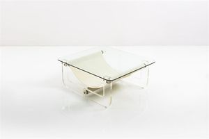 PRODUZIONE ITALIANA - Tavolino con struttura in plexiglass e porta giornali in tessuto. Anni '70 cm 37 5x95x85