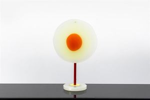 PRODUZIONE ITALIANA - Lampada da tavolo in ferro laccato  disco in vetro colorato. Anni '80 cm 59x37