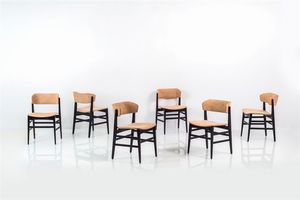 PRODUZIONE ITALIANA - Sei sedie con struttura in legno ebanizzato  sedile e schienale avvolgenti imbottiti in gommapiuma e rivestiti  [..]