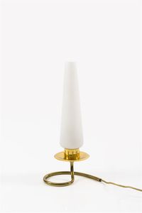 PRODUZIONE ITALIANA - Lampada da tavolo in ottone lucido  diffusore in vetro opalino. Anni '50 h cm 40