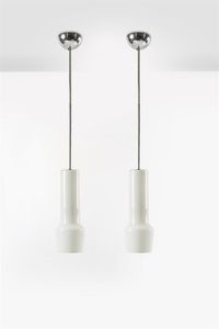 VENINI - Coppia di lampade a sospensione con diffusori in vetro lattimo  tige in metallo cromato. Anni '50 h cm 105