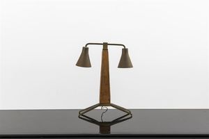 PRODUZIONE ITALIANA - Lampada da tavolo in ottone e cuoio. Anni '50 cm 39x30