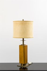 STILNOVO - Lampada da tavolo in ottone e legno. Anni '60 h cm 86 Bibl.: Catalogo del Produttore
