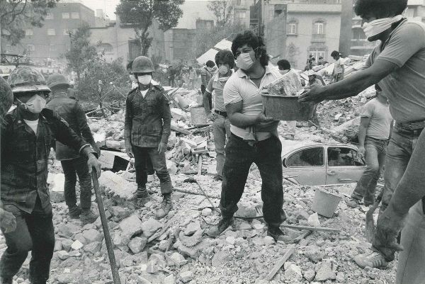 Meiselas Susan : Mexico, earthquake, 1985  - Asta Fotografia - Associazione Nazionale - Case d'Asta italiane
