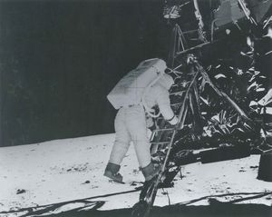 Neil A. Armstrong scende sulla luna  - Asta Fotografia - Associazione Nazionale - Case d'Asta italiane