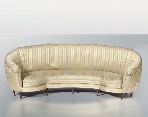 Grande divano curvo con struttura in legno e rivestimento in tessuto.  - Asta Design - Associazione Nazionale - Case d'Asta italiane
