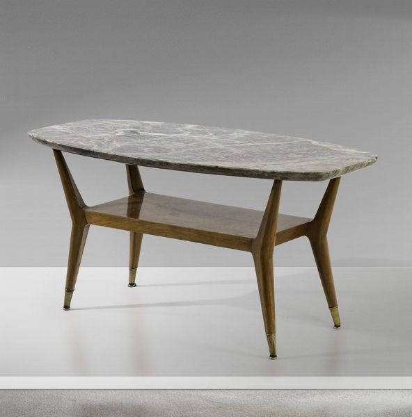 Tavolo basso in legno con puntali in ottone e piano in marmo.  - Asta Design - Associazione Nazionale - Case d'Asta italiane