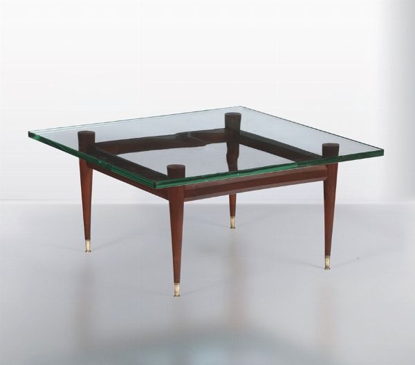 Tavolo basso con struttura in legno, puntali in ottone e piano in vetro.  - Asta Design - Associazione Nazionale - Case d'Asta italiane