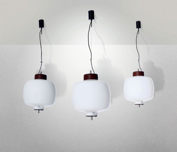 Tre lampade a sospensione con struttura in metallo e diffusori in vetro opalino.  - Asta Design - Associazione Nazionale - Case d'Asta italiane