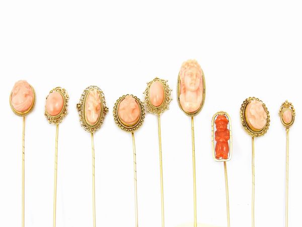 Nove spilloni in oro giallo 500/1000 con cammei o cabochons di corallo rosa e rosso  - Asta Gioielli e Orologi - I - Associazione Nazionale - Case d'Asta italiane