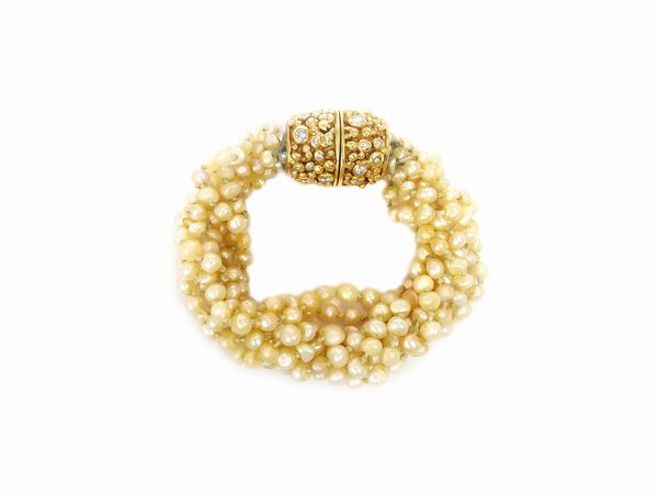 Bracciale a otto fili di perle probabilmente naturali con fermezza in oro giallo e diamanti  - Asta Gioielli e Orologi - I - Associazione Nazionale - Case d'Asta italiane