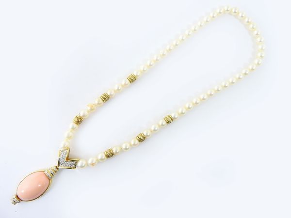Girocollo in oro giallo, perle coltivate Akoya, diamanti e corallo rosa  - Asta Gioielli e Orologi - I - Associazione Nazionale - Case d'Asta italiane