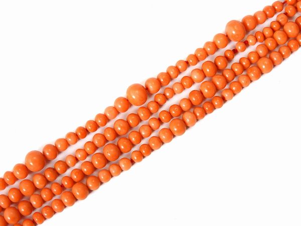 Lunga collana di sfere schiacciate scalari di corallo arancio  - Asta Gioielli e Orologi - I - Associazione Nazionale - Case d'Asta italiane