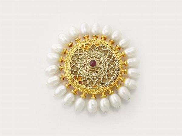 Spilla Lalaounis in oro giallo, perle coltivate e rubino  - Asta Gioielli e Orologi - II - Associazione Nazionale - Case d'Asta italiane