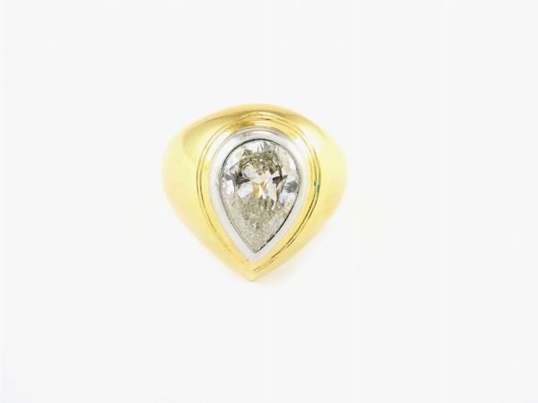 Anello in oro giallo e bianco con diamante  - Asta Gioielli e Orologi - II - Associazione Nazionale - Case d'Asta italiane