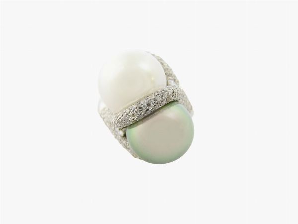 Anello contrari in oro bianco con diamanti e perle coltivate bianca e nera  - Asta Gioielli e Orologi - II - Associazione Nazionale - Case d'Asta italiane