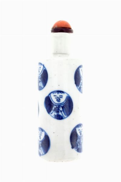 SNUFF BOTTLE : In ceramica bianca  di forma cilindrica  decorata con volti in blu Cm 9x4  - Asta Asta 156 - Dipinti, sculture, arti decorative - Associazione Nazionale - Case d'Asta italiane