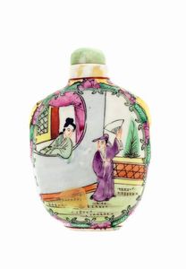 SNUFF BOTTLE - In ceramica dipinta con geishe e uomo su una barca. Reca scritta in ideogrammi cinesi sotto la base  fine XIX  [..]