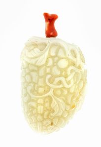 SNUFFBOTTLE - In giada bianca a forma di pannocchia  tappo in corallo. Fine XIX secolo Cm 9x6