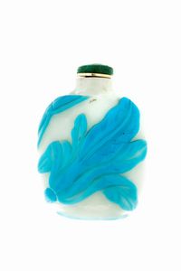 SNUFF BOTTLE - In vetro bianco lavorato a rilievo con fiori nei toni dell'azzurro Cm7x5