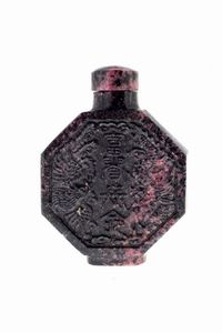 SNUFF BOTTLE - In granito di forma ottagonale  incisa e scolpita con caratteri cinesi e uccelli. XX secolo Cm 7x5